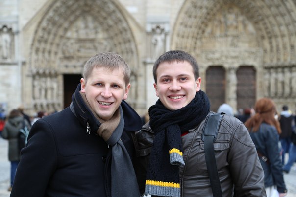 Фото Алексея Беспятых и Сергея Модяженова на площади Собора Парижской Богоматери